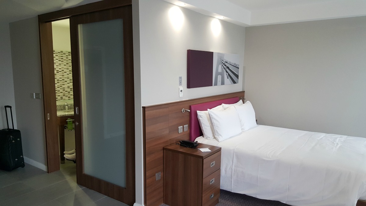 hampton by hilton bristol city centre bathroom sliding door