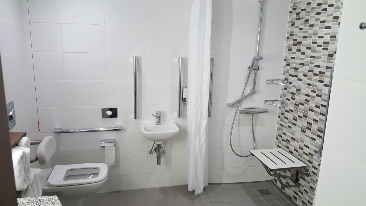 hampton by hilton bristol city centre bathroom toilet roll in shower accessible