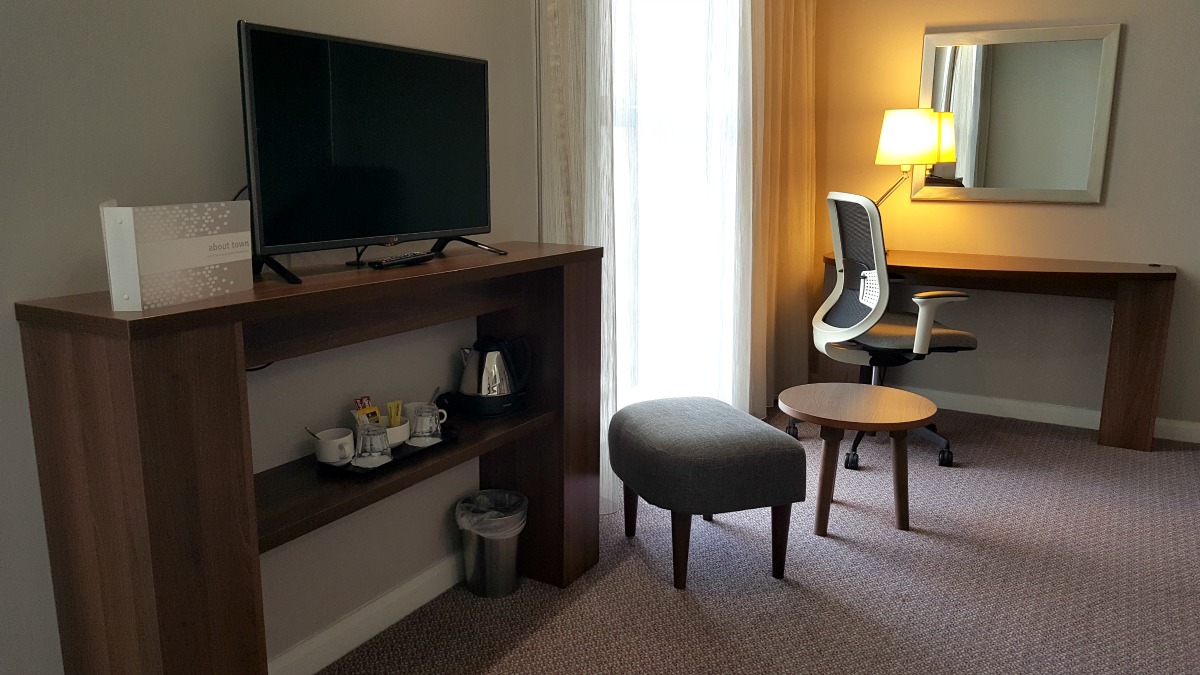 hampton by hilton bristol city centre tv & desk area