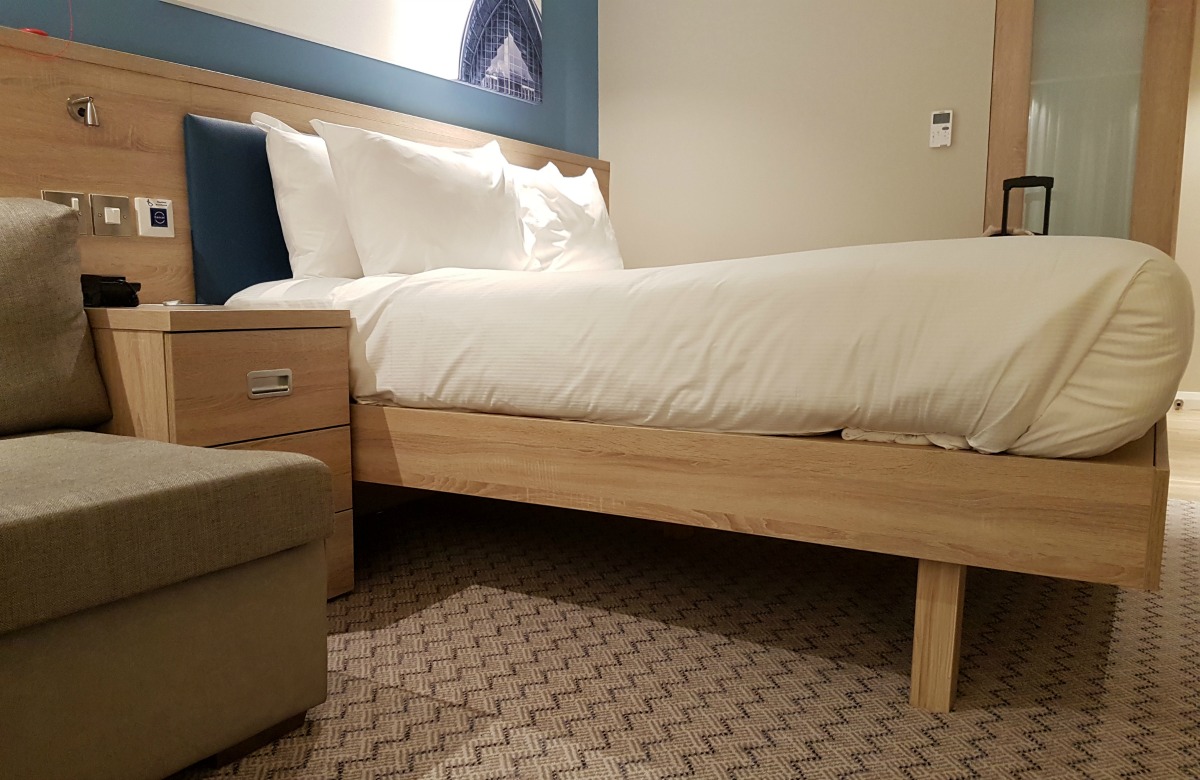hampton-by-hilton-glasgow-central-queen-size-bed