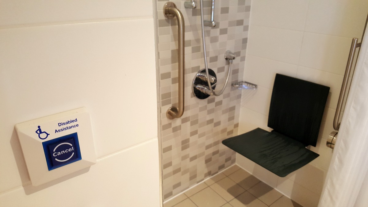 hampton-by-hilton-glasgow-central-wheelchair-accessible-roll-in-shower