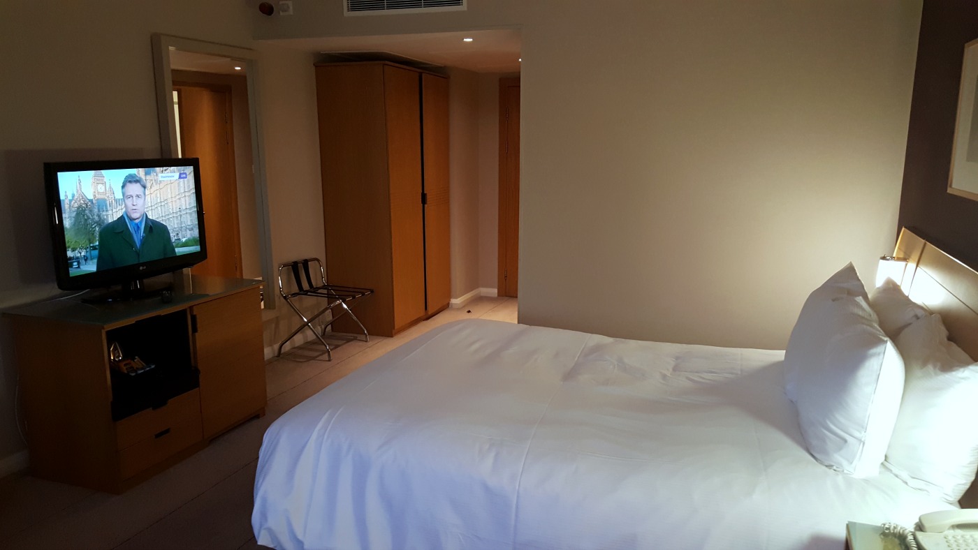 hilton-newcastle-gateshead-hotel-queen-executive-accessible-room-bed-TV