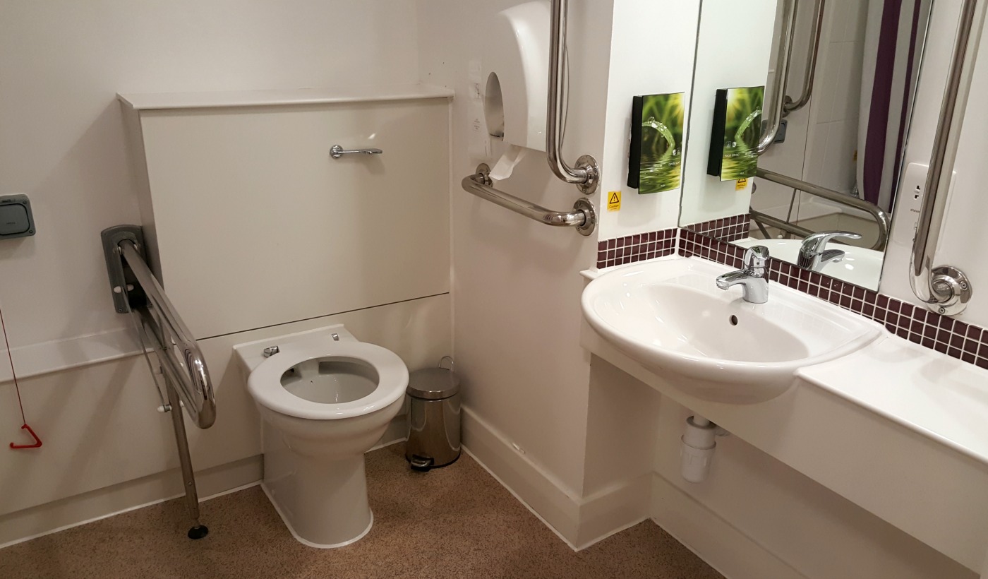 premier-inn-accessible-bathroom-toilet-roll-under-skin