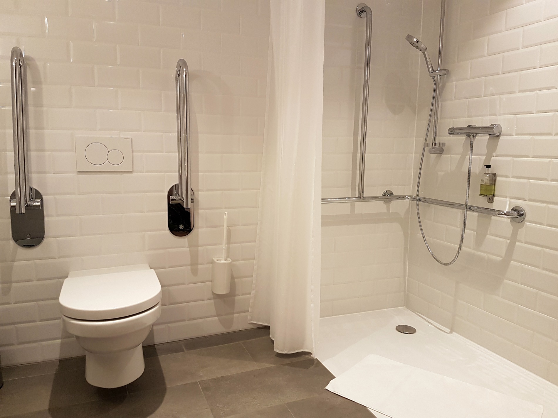 hotel-schani-wien-accessible-bathroom-toilet-roll-in-shower