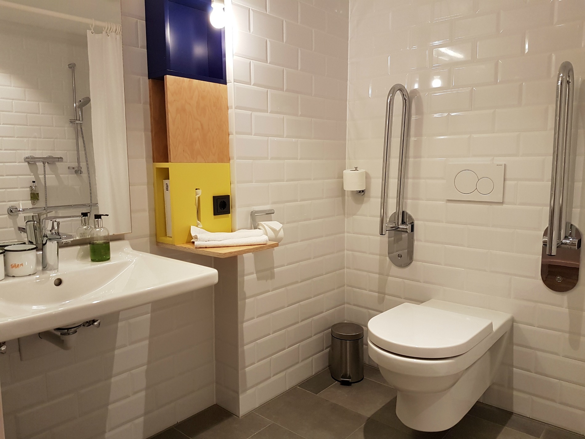 hotel-schani-wien-accessible-bathroom