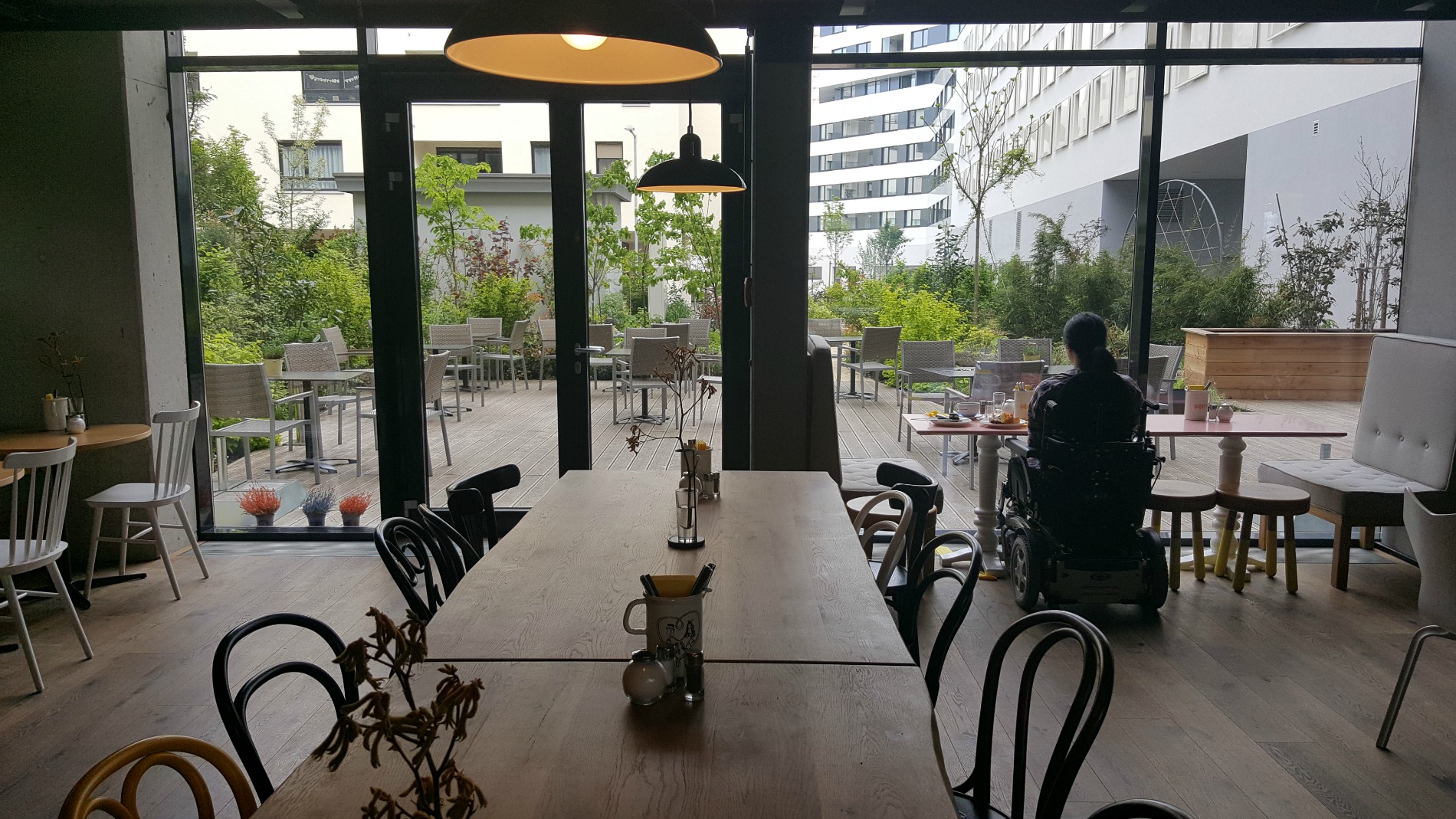 hotel-schani-wien-breakfast-lobby-garden-view