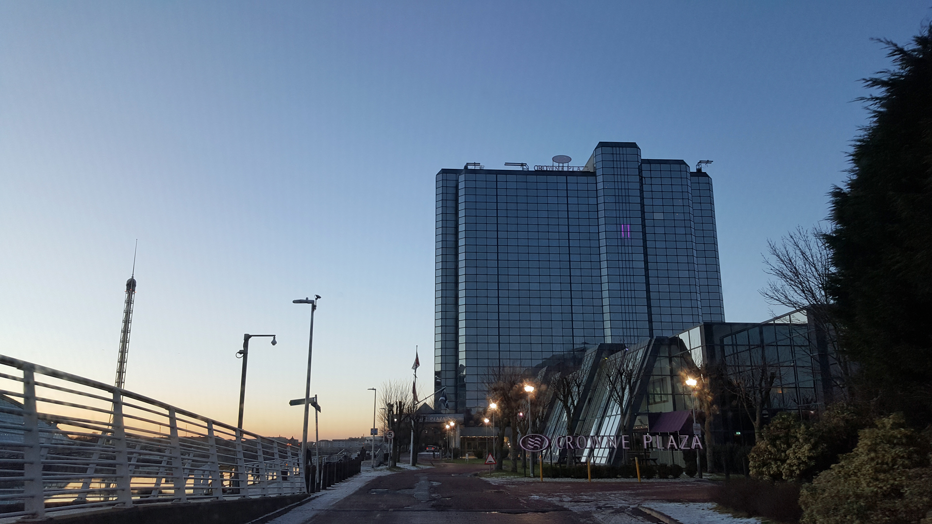 Crowne Plaza Glasgow hotel location overlooking river clyde