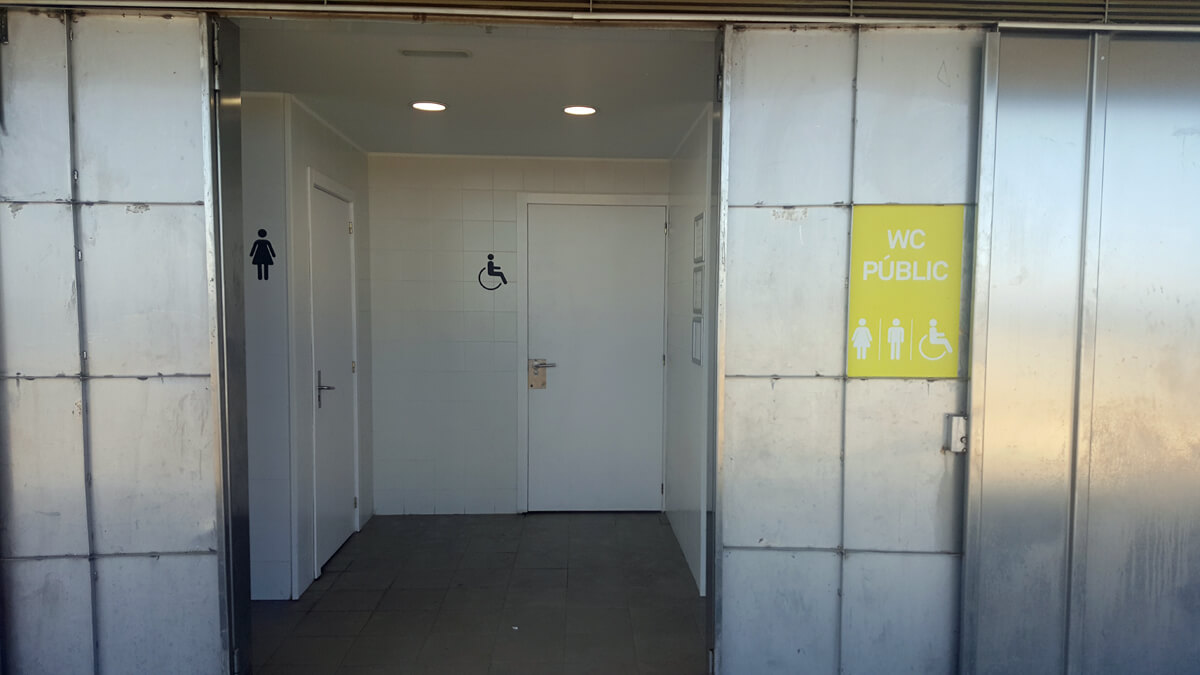 wheelchair-accessible-public-toilets-on-nova-icaria-beach-in-barcelona