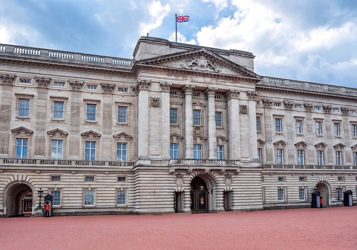 Exterior shot of Buckingham Palace